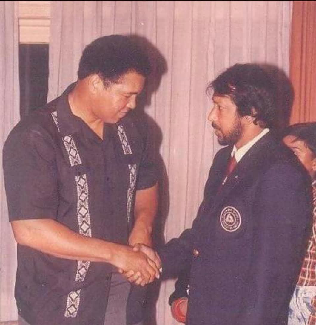 Shabbir Ali shakes hands with Muhammad Ali