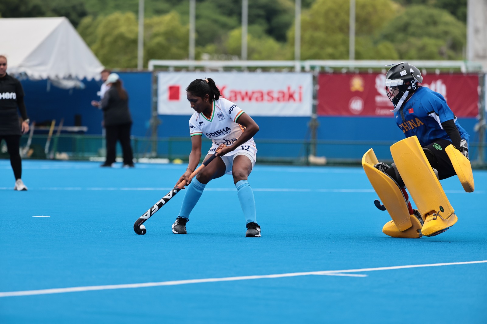 An Indian player tries to score past the Chinese goalkeeper