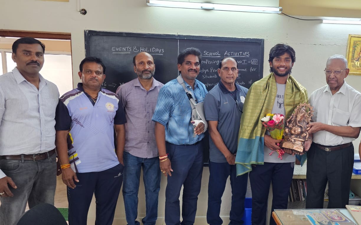 Yashveer Goud being felicitated by Bhavan's college