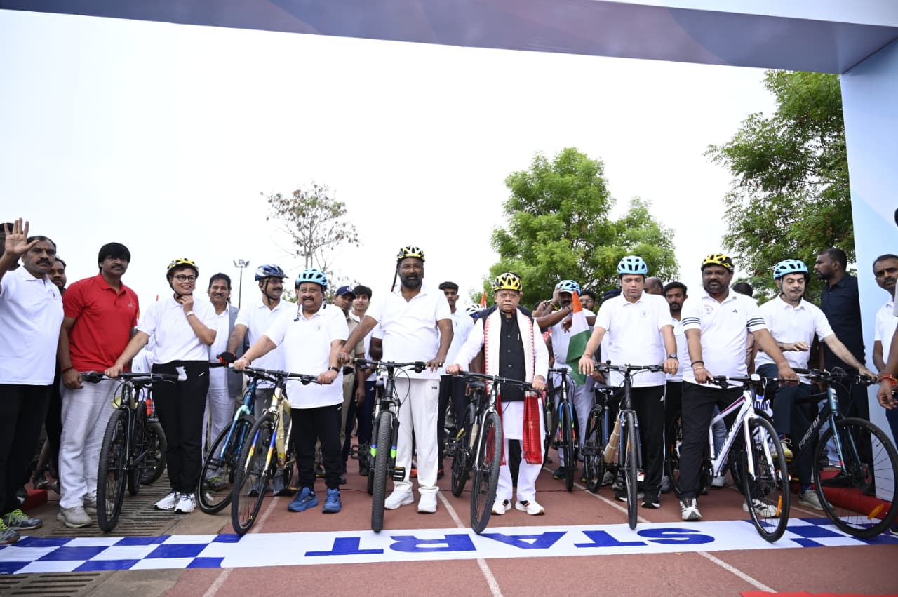 Governor Shukla inaugurates cycling meet