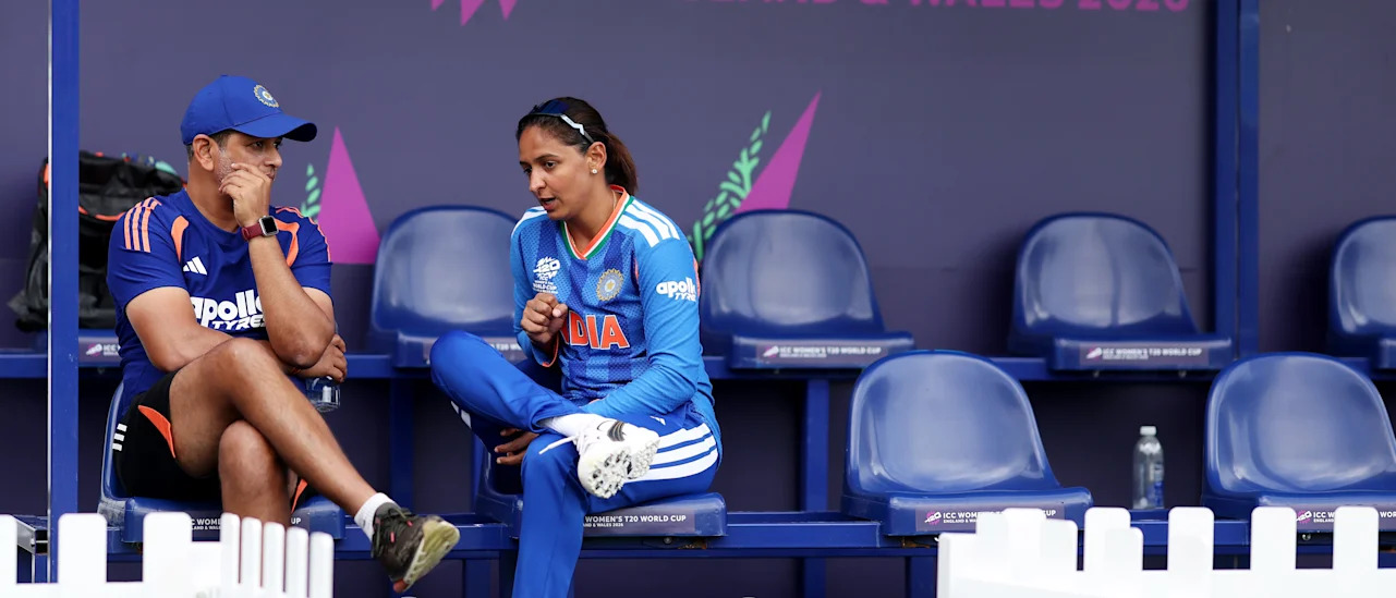 India coach Harmanpreet Kaur with head coach Amol Muzumdar