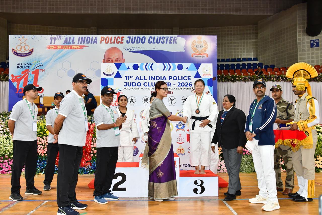 Dr A Sonibala Devi giviing the medals to Judo winners