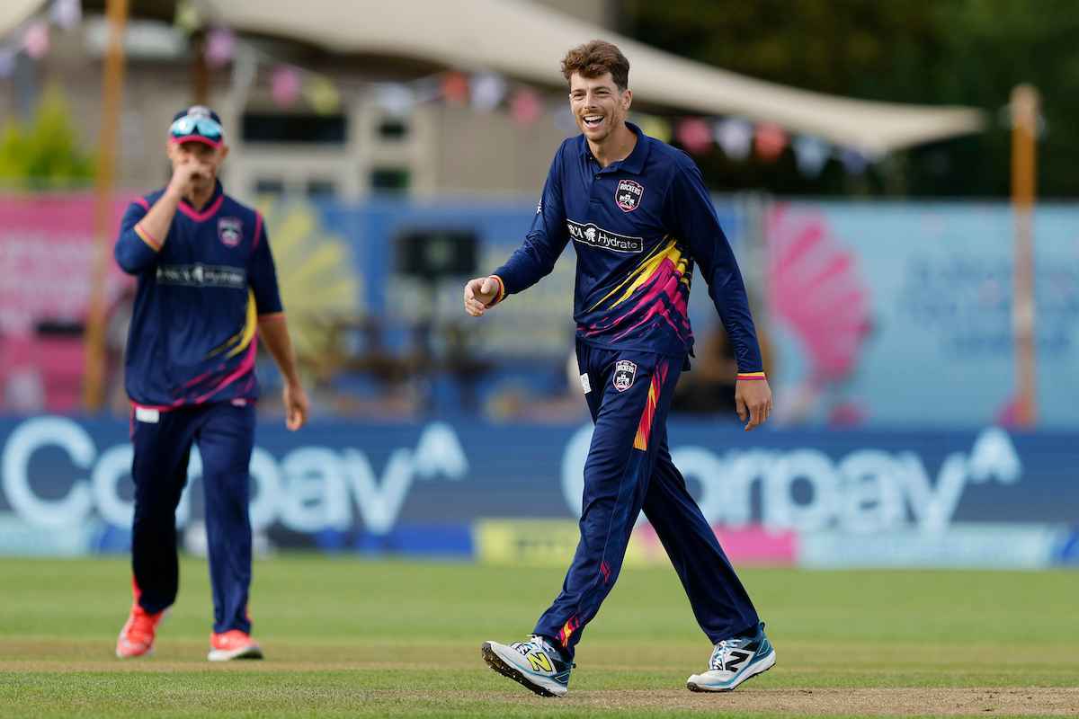 Mitchell Santner sets up Edinburgh’s comfortable four-wicket win over Guardians