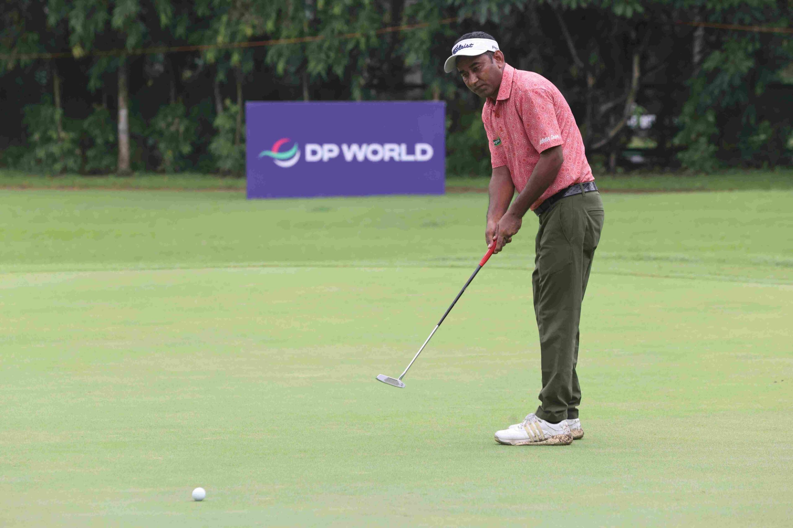 Jamal Hossain takes lead at Coal India Open