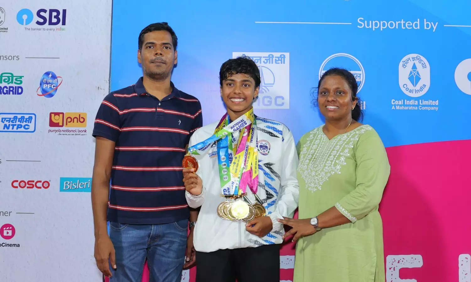 Dhinidhi Desinghu with her parents