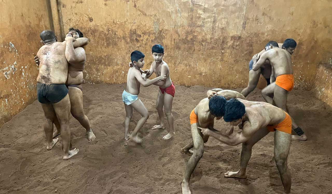 Wrestlers left high and dry